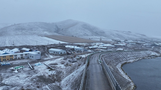 山村初雪下雪风雪雪花飘飘视频