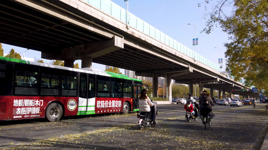 4K秋天城市马路交通视频