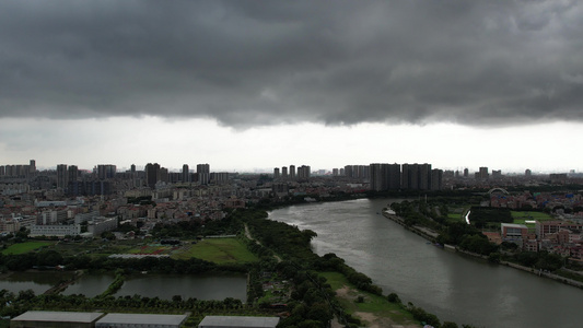 航拍乌云密布暴雨将至的城市视频