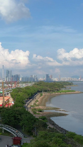 航拍蓝天白云下深圳湾深圳的发展和速度视频