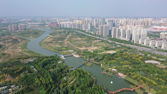 航拍郑州雕塑公园西流湖贾鲁河绿带生态廊道视频