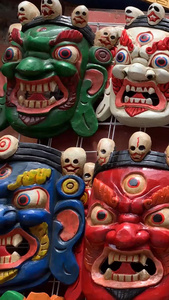拉萨八廓街出售的藏式纪念品面具佛珠藏服工艺品视频