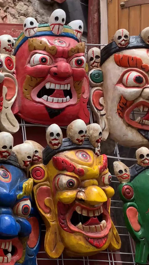 拉萨八廓街出售的藏式纪念品面具佛珠藏服工艺品72秒视频