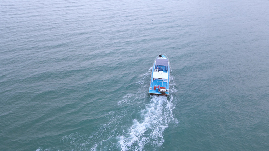航拍蓝色海洋上出海打渔的渔民4k素材视频