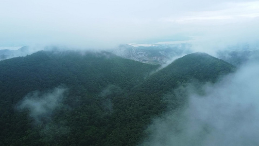航拍雾气朦胧的山景视频