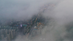 4K航拍平流雾下的城市夜景和交通视频素材30秒视频