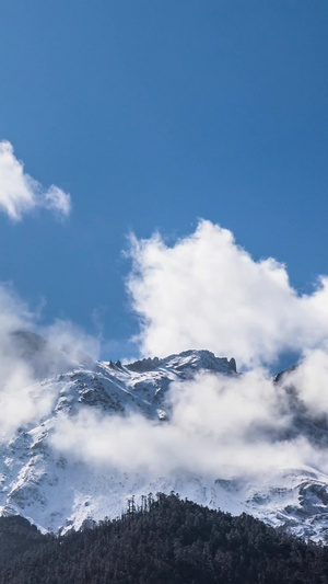 云南著名旅游景区哈巴雪山延时视频云南旅游16秒视频