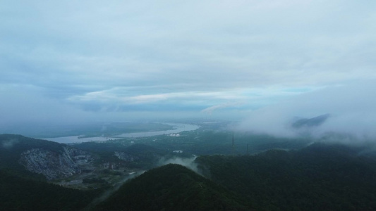 航拍雾气朦胧的山景视频