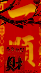 红色喜庆背景前悬挂红包福字礼盒从上往下实拍静物视频中国年视频