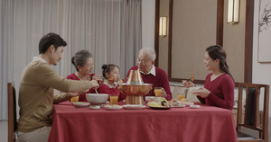 一家人春节团聚吃年夜饭9秒视频