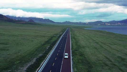 4K航拍自驾游私家车行驶在公路上视频