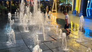 城市街头夜晚街景喷泉广场儿童游戏玩耍童年时光4k素材55秒视频
