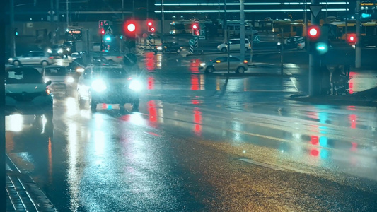 梅雨天气夜晚道路车流溅起水花视频