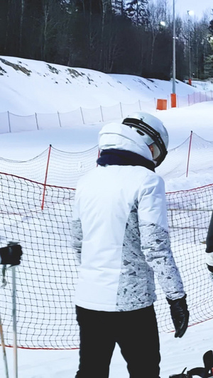 滑雪运动场排队等候缆车的人冬季滑雪运动11秒视频