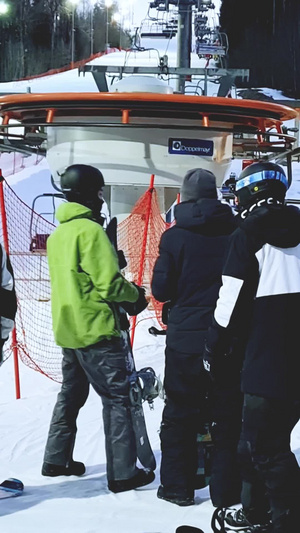 滑雪运动场排队等候缆车的人冬季滑雪运动11秒视频