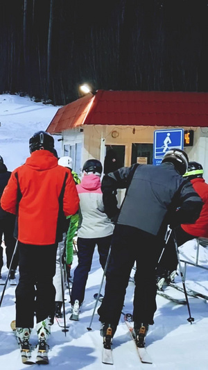 滑雪运动场排队等候缆车的人滑雪胜地11秒视频