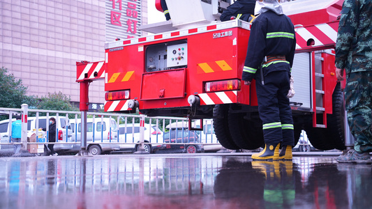 4k素材升格拍摄慢镜头消防员消防车消防安全视频