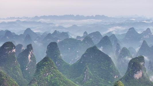 桂林鸟瞰图群山山巅清晨云雾视频