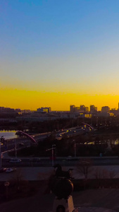 延时拍摄夕阳日落城市园林湖泊街道车流日转夜景象人工湖视频