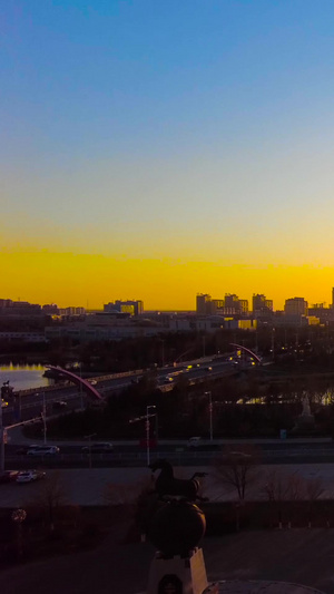 延时拍摄夕阳日落城市园林湖泊街道车流日转夜景象人工湖64秒视频