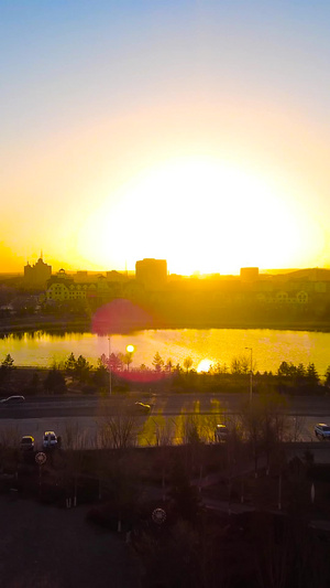 延时拍摄夕阳日落城市园林湖泊街道车流日转夜景象人工湖64秒视频