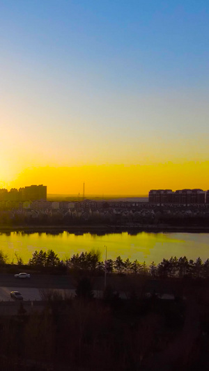 延时拍摄夕阳日落城市园林湖泊街道车流日转夜景象人工湖64秒视频