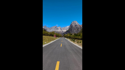四川高原山脉公路竖版驾驶第一视角视频视频