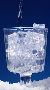 冰块雪花烈酒饮料倒入玻璃杯苏打水视频