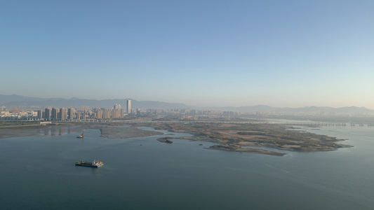 朝阳映照的厦门环东海域城市和自然风光航拍视频