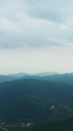 航拍山顶上远处下雨43秒视频