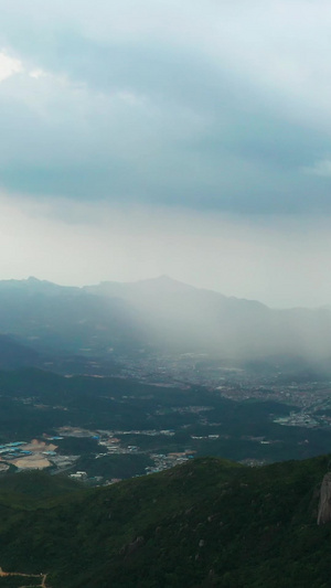 航拍山顶上远处下雨43秒视频