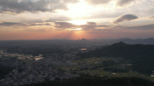 夕阳下的乡村视频