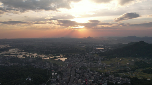 夕阳下的乡村视频