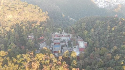 航拍贵州黔灵山秋天风景弘福寺视频