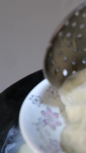 煮好的饺子装盘上桌煮饺子38秒视频