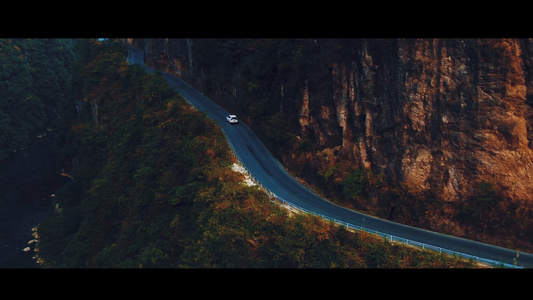 航拍悬崖峡谷车辆行驶视频