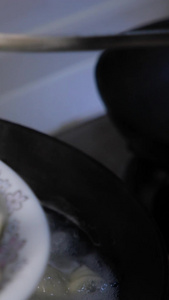 煮好的饺子装盘上桌装盘子视频