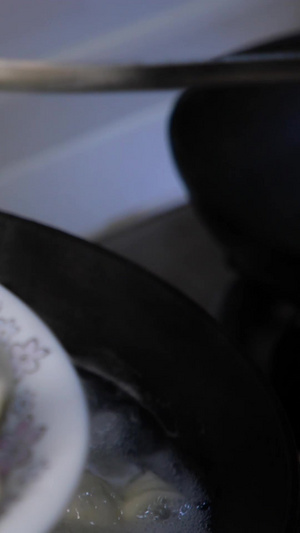 煮好的饺子装盘上桌装盘子38秒视频