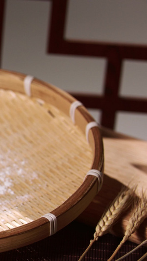 竹筐里的生汤圆传统节日12秒视频