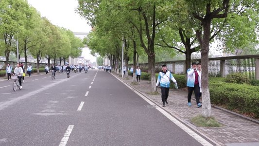 早晨准备上课去的学生们视频