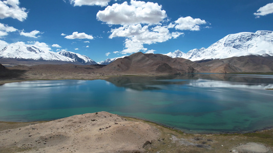 航拍5A景区帕米尔高原旅游景区高原圣湖与雪山视频视频