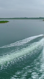 榆林红碱淖湿地景区游船航拍淡水湖视频