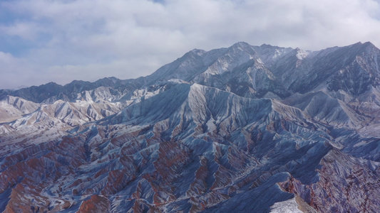 丹霞山腰沟壑雪景视频