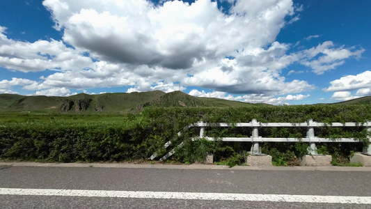 开车行驶在草原天路 开车侧面风景坝上草原视频