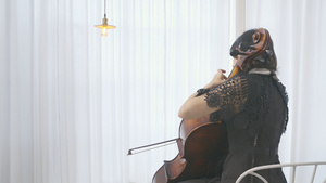 4K女性演奏大提琴背影（含琴声）19秒视频