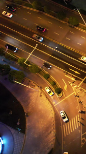 航拍城市夜景道路交通等候信号灯通行的汽车和行人素材斑马线视频