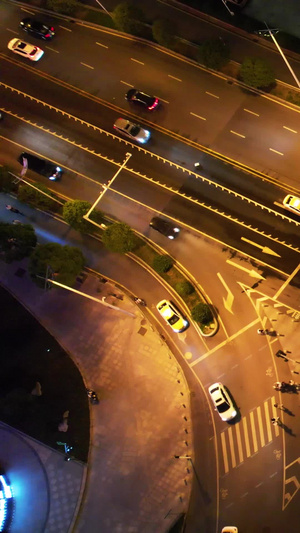 航拍城市夜景道路交通等候信号灯通行的汽车和行人素材斑马线61秒视频