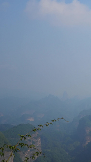 航拍湖南5A级旅游景区崀山山顶欣赏风景的拥挤人群素材5A级景区60秒视频