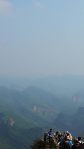 航拍湖南5A级旅游景区崀山山顶欣赏风景的拥挤人群素材风景素材视频