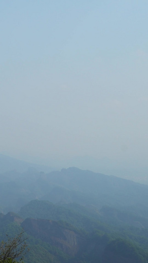 航拍湖南5A级旅游景区崀山山顶欣赏风景的拥挤人群素材风景素材60秒视频